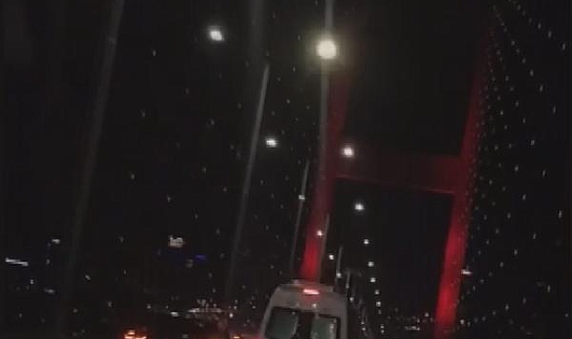 Köprünün ortasında şoföre vurmaya çalıştı 