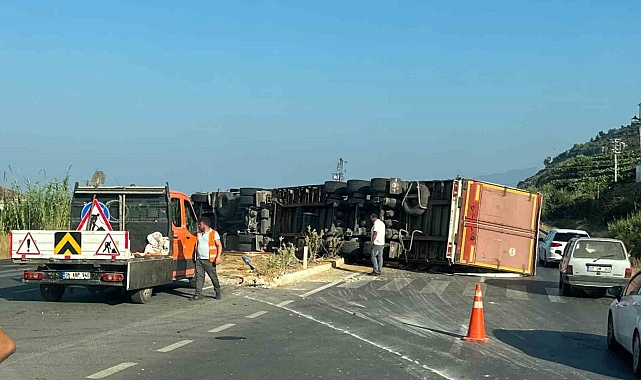 Makarna yüklü tır devrildi: 2 yaralı
