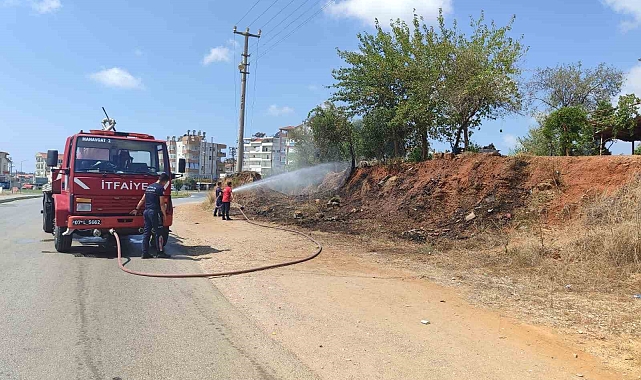 Manavgat'ta ot ve makilik yangını büyümeden söndürüldü