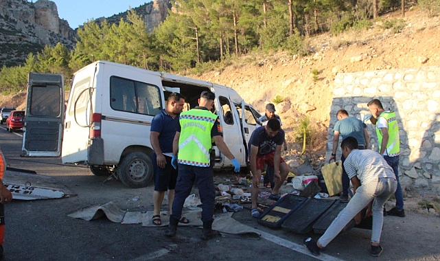 Mersin'de tarım işçilerini taşıyan minibüs kaza yaptı: 1 ölü, 13 yaralı