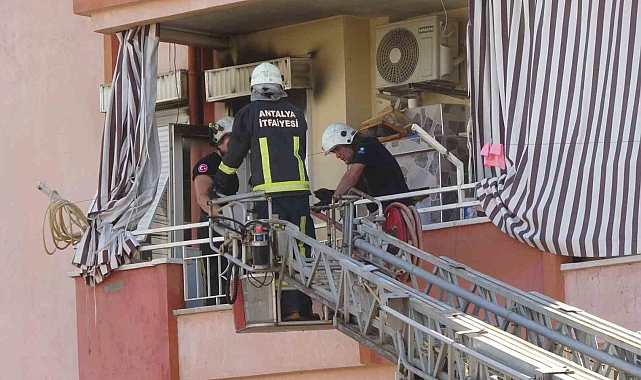 Mutfaktaki buzdolabı binada yangın çıkardı