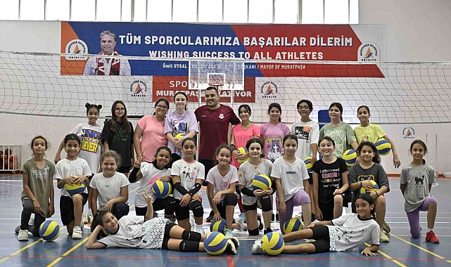 Sadece voleybol değil rakibe saygıyı da öğreniyorlar