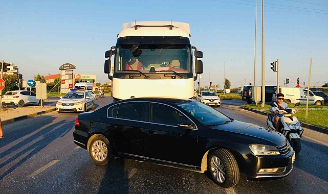 Tır ile otomobilin çarpıştığı kaza ucuz atlatıldı