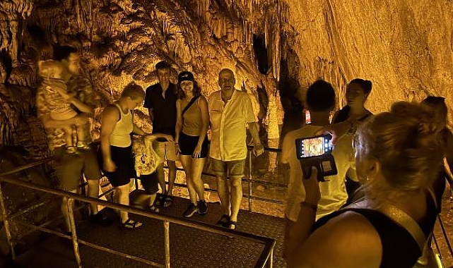 Turistler, Dim Mağarası'nda serinliyor
