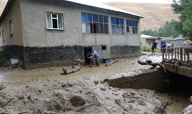 Yağışın olmadığı köyü, yayladan gelen su bastı; evler su altında kaldı, 2 at öldü