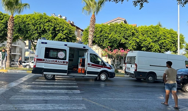 Yayaya yol verdi, kazaya karıştı