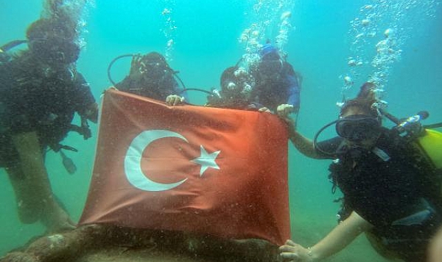 Zafer Bayramı'nı su altında bayrak açarak kutladılar
