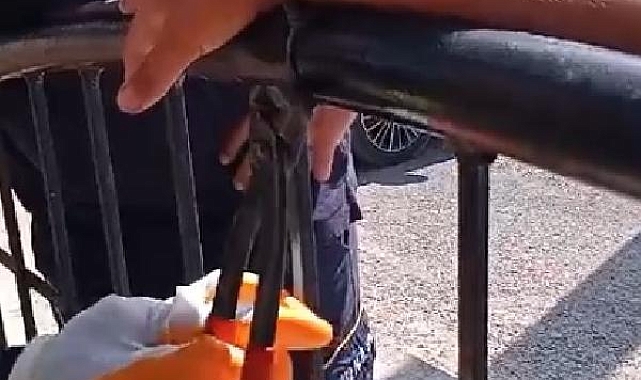 12 yaşındaki çocuğun bileğine, park korkuluğundaki tel saplandı