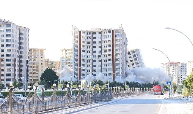 Ağır hasarlı 13 katlı 2 bina, patlatılarak yıkıldı