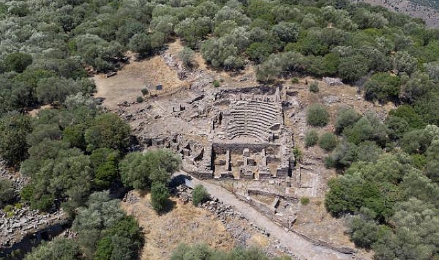 Aigai Antik Kenti'nde 2 bin 500 yıllık kandiller bulundu