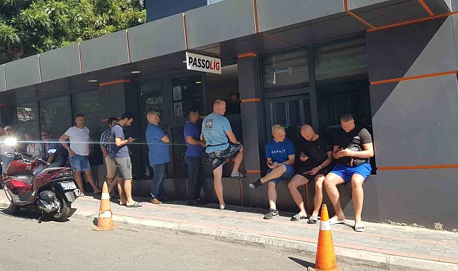 Alanya'ya tatile gelen Hollandalı turistlerin Szymanski kuyruğu
