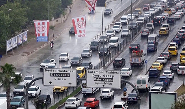 Antalya'da Büyükşehir Belediyesi'nden trafik açıklaması