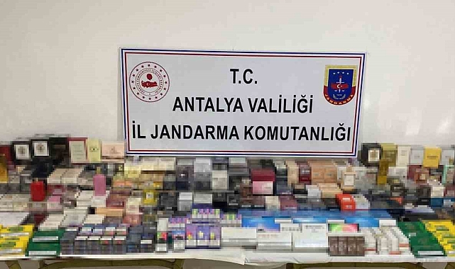 Antalya'da kaçak sigara operasyonu: 3 gözaltı