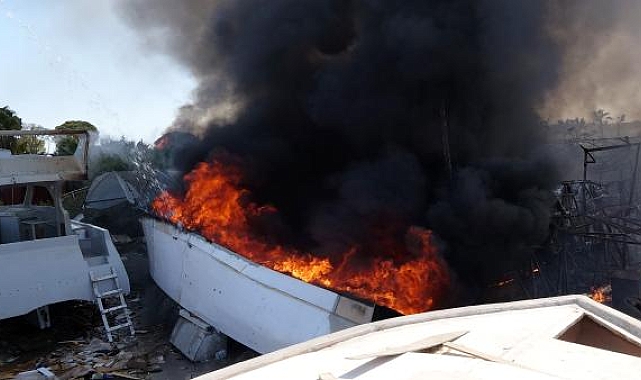 Antalya'da ot yangını, bakım yapılan teknelere ve ormana sıçradı; İşte son durum !