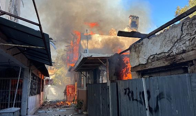 Antalya'da tarihi binada çıkan yangın 2 eve sıçradı