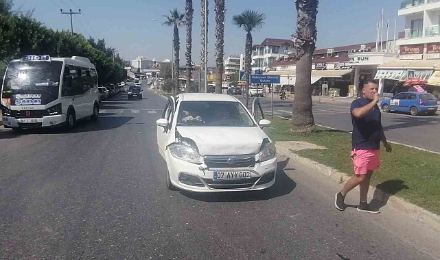 Antalya'da yaya geçidinde 3 araçlı zincirleme kaza