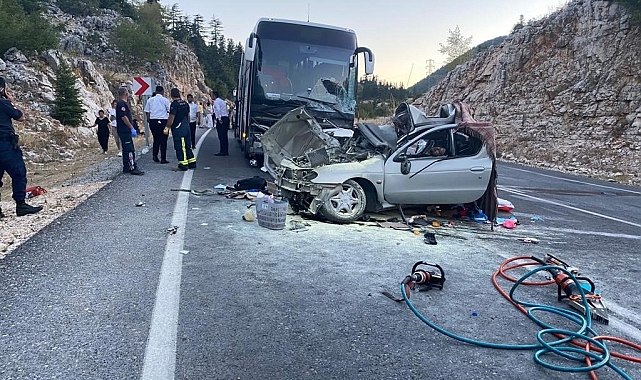 Antalya'da yolcu otobüsü ile otomobil kafa kafaya çarpıştı: 1 ölü, 5 yaralı