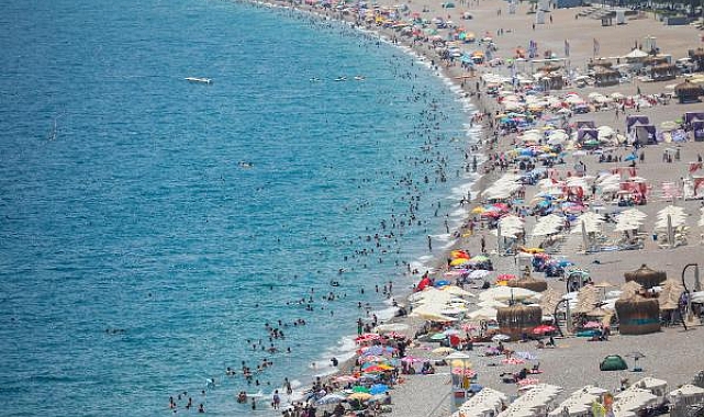 Avrupalı turist Antalya'da sezonu uzattı