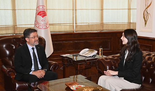 Bakan Yumaklı, su yarışmasından ödülle dönen liseli Ayşe'yi kabul etti