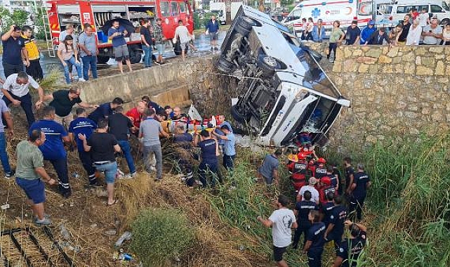 Bodrum'da, midibüs dere yatağına uçtu; 23 işçi yaralı