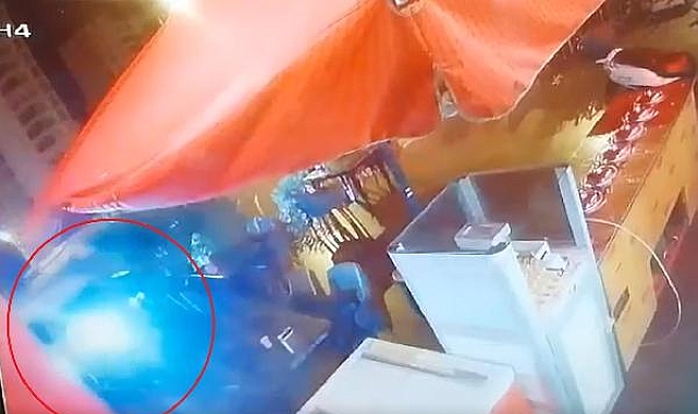 Çarpışan iki aracın AVM'ye girdiği kavşakta, bu kez minibüs pastaneye daldı