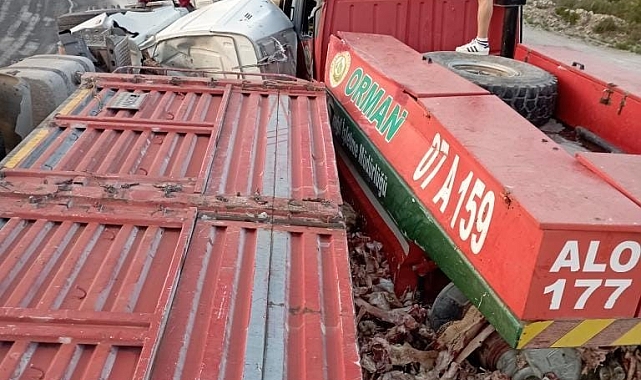 Devrilen kamyon park halindeki arazöz ve otomobile çarptı: 1 yaralı