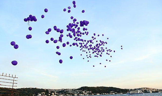 Dünya Alzheimer Günü'nde gökyüzüne mor balonlar bırakıldı