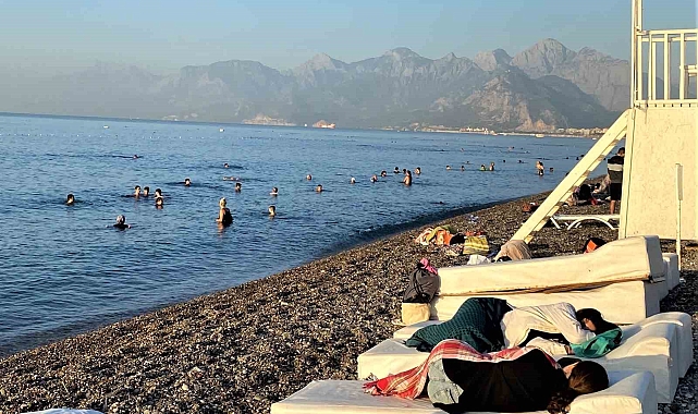 Dünyaca ünlü sahil sıcak sebebiyle açık hava oteline döndü