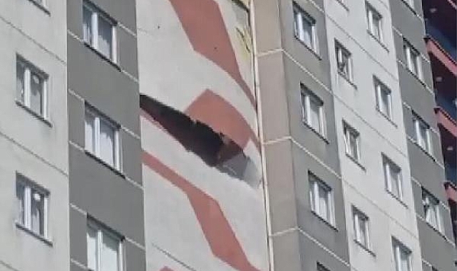 Esenler'de apartmanın dış cephesi çöktü; mahallede panik yaşandı - 1