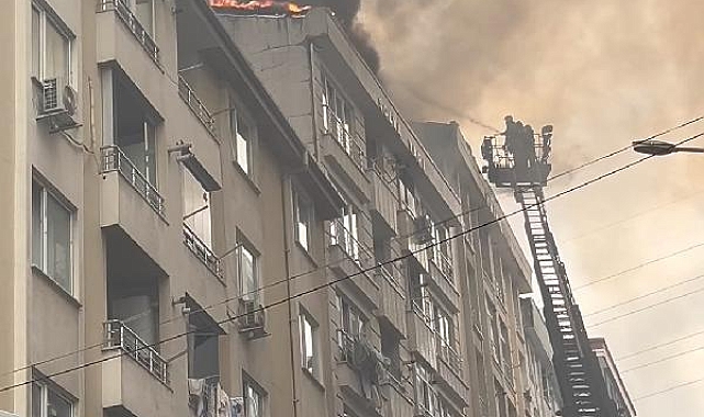 Esenyurt'ta bina çatısındaki yangın paniğe neden oldu