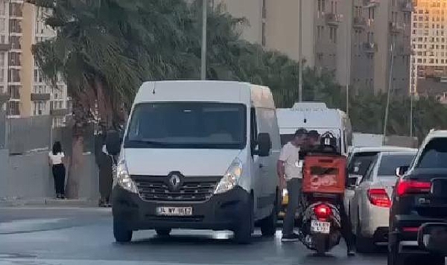 Esenyurt'ta tekmeli yumruklu yol kavgası kamerada