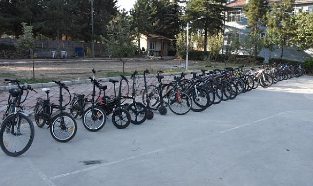 Evin bahçesinde 53 çalıntı motosiklet ve bisiklet bulundu; baba- oğul gözaltına alındı
