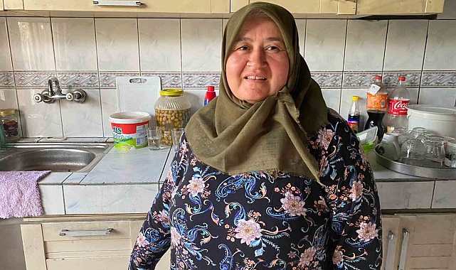 Evleri küle döndü, balkon yuvaları oldu