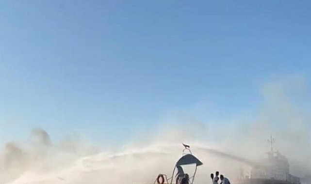 Fethiye'de alev alev yanan 6 metrelik bottaki 4 kişi kurtarıldı