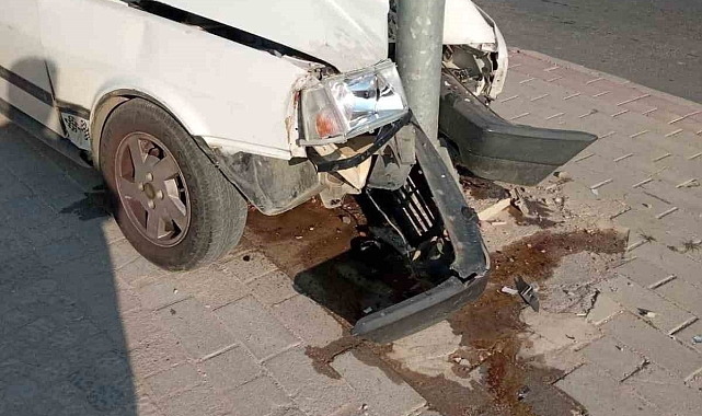 Freni tutmayan otomobil trafik ışıkları direğine çarptı: 1 yaralı