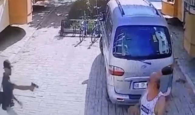 Gözlüklü ve şapkalı saldırganın kurşunlarının hedefinden kaçamadı