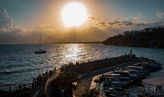 Günün her saati farklı manzara sunuyor, turistleri kendine hayran bırakıyor