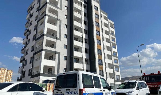 İnşaatta asansör boşluğuna düşen işçi öldü