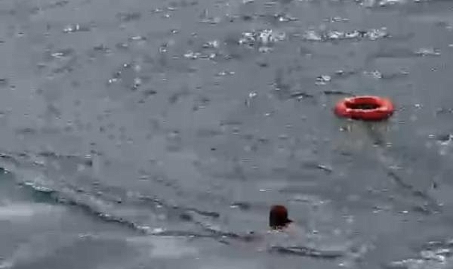 Kadıköy-Eminönü seferini yapan vapurdan denize düşen yolcu kurtarıldı