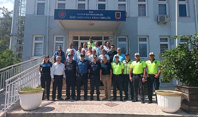 Kemer'de örnek taksi ve toplu taşıma sürücülerine plaket ile hediye verildi