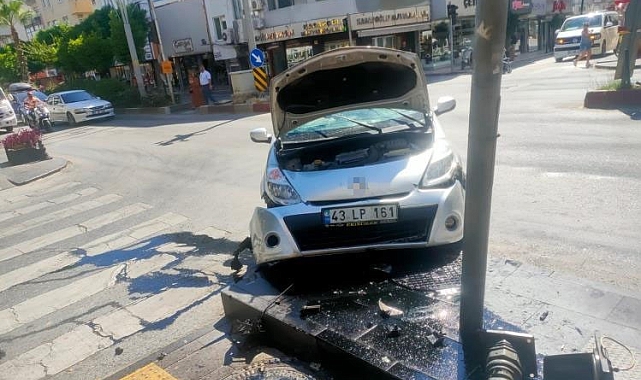 Kırmızı ışık ihlali yapan sürücü otomobiliyle kaldırıma çıktı