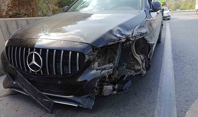 Kontrolden çıkan lüks otomobil bariyerlere çarptı: 2 yaralı