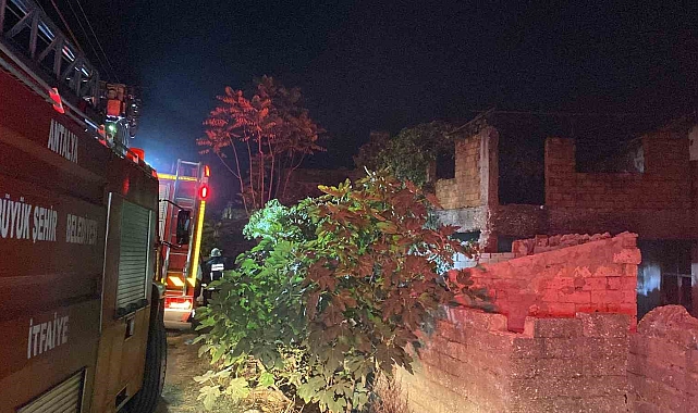 Kullanılmayan müstakil evde 2 ay arayla çıkan yangın mahalleliyi isyan ettirdi