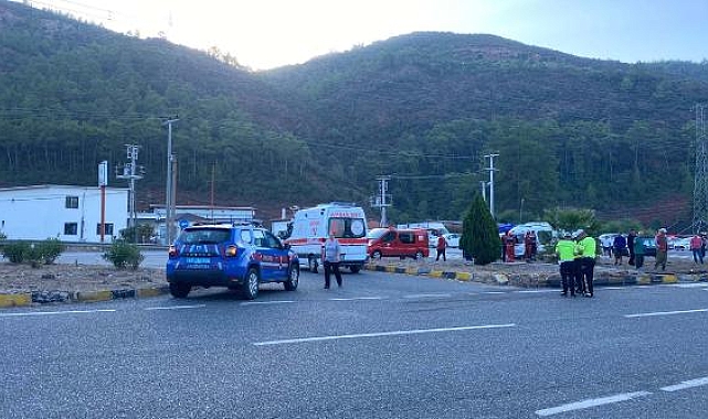 Marmaris'te servis minibüsü ile kamyonet çarpıştı; 1 ölü, 7 yaralı