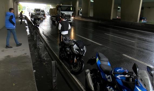 Motosiklet sürücüleri sağanak yağış nedeniyle saatlerce alt geçitte bekledi 