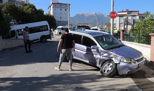 Okul servis minibüsü ile otomobil çarpıştı; 9'u öğrenci, 14 yaralı