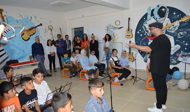 Ölen oğullarının adını yaşatmak için kırsaldaki okulda müzik sınıfı kurdular