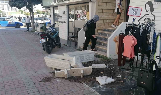 Önce otomobile sonra kaldırımdaki çiçekliklere çarptı: 1 yaralı
