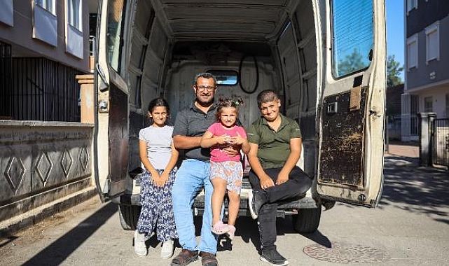 Otizmli çocuklarını bırakacak yer bulamayınca her yere minibüsüyle götürüyor