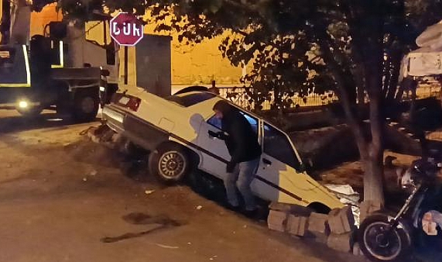 Otomobil apartman bahçesine düştü; 3 yaralı
